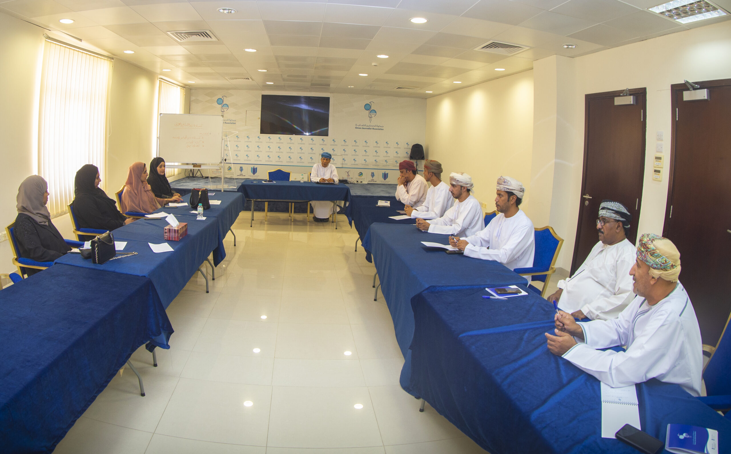جمعية الصحفيين العُمانية تختتم دورة “الكتابة والتحليل السياسي”
