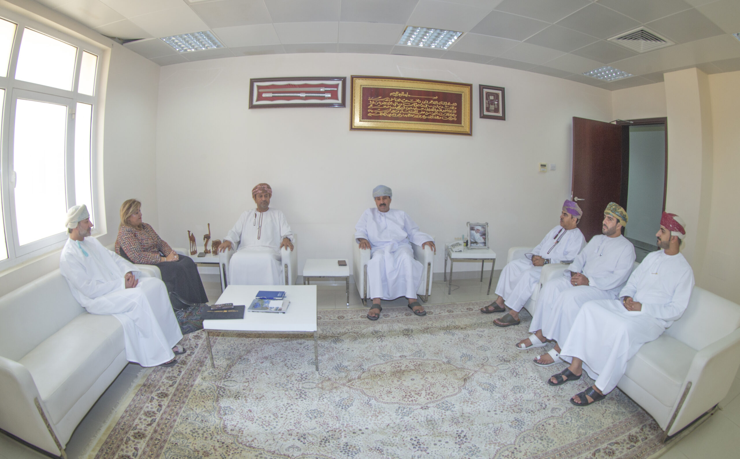 توقيع مذكرة تفاهم بين جمعية الصحفيين العمانية والكلية العلمية للتصميم.