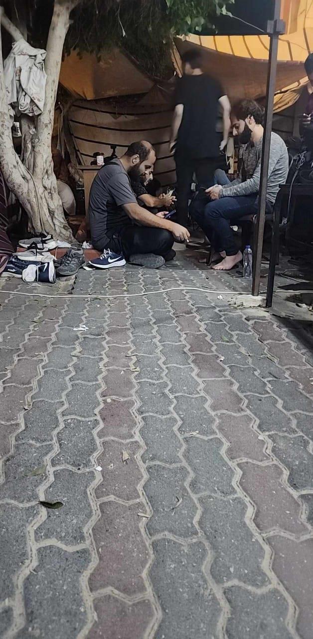 الصحفيون الفلسطينيون يقيمون خيمًا لأداء عملهم بـ«خان يونس»