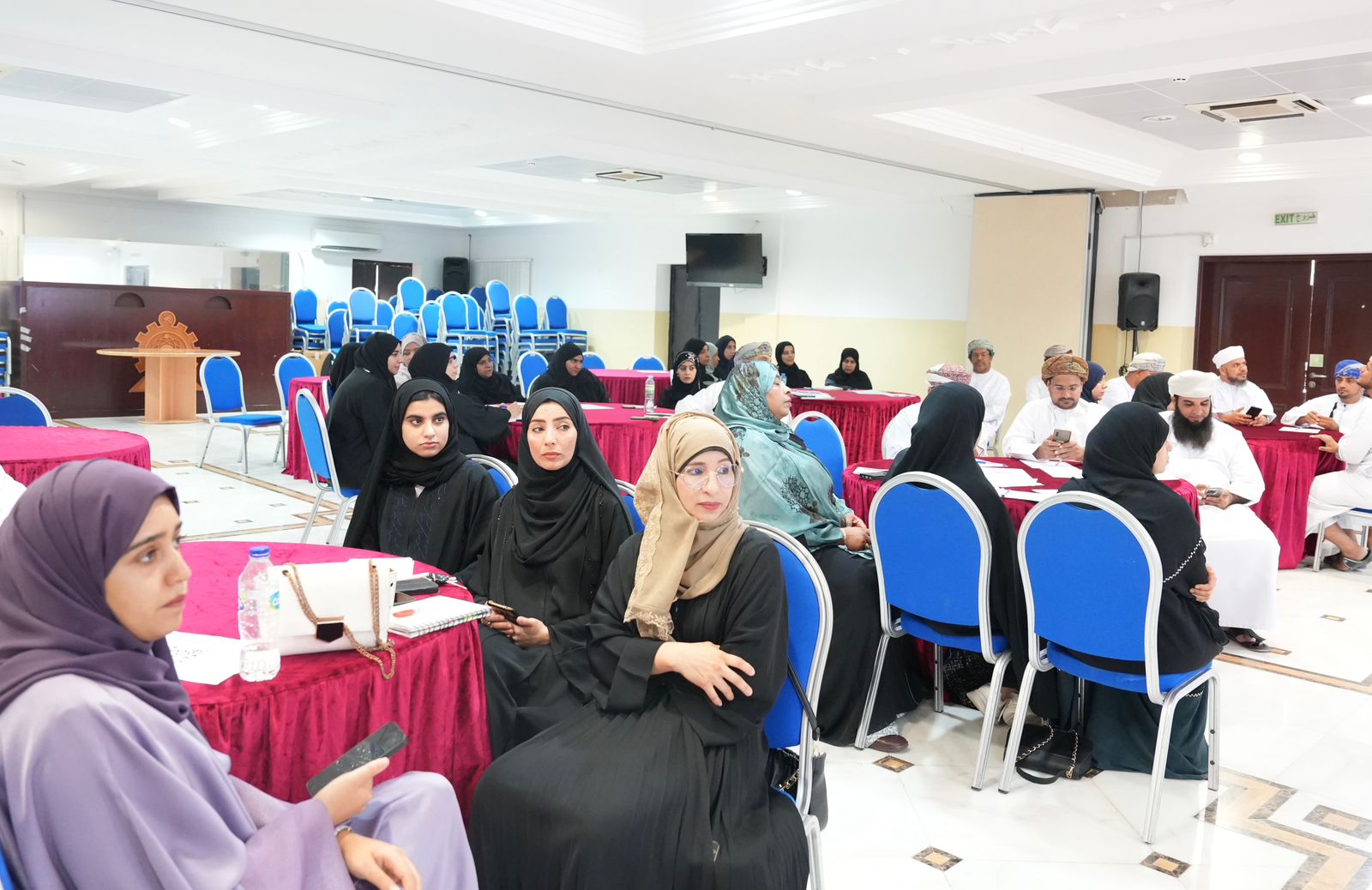بالتعاون مع جمعية الصحفيين العمانية ؛ محافظة الداخلية تنظم برنامجا تدريبيا حول سياسات الإعلام الاجتماعي للمؤسسات