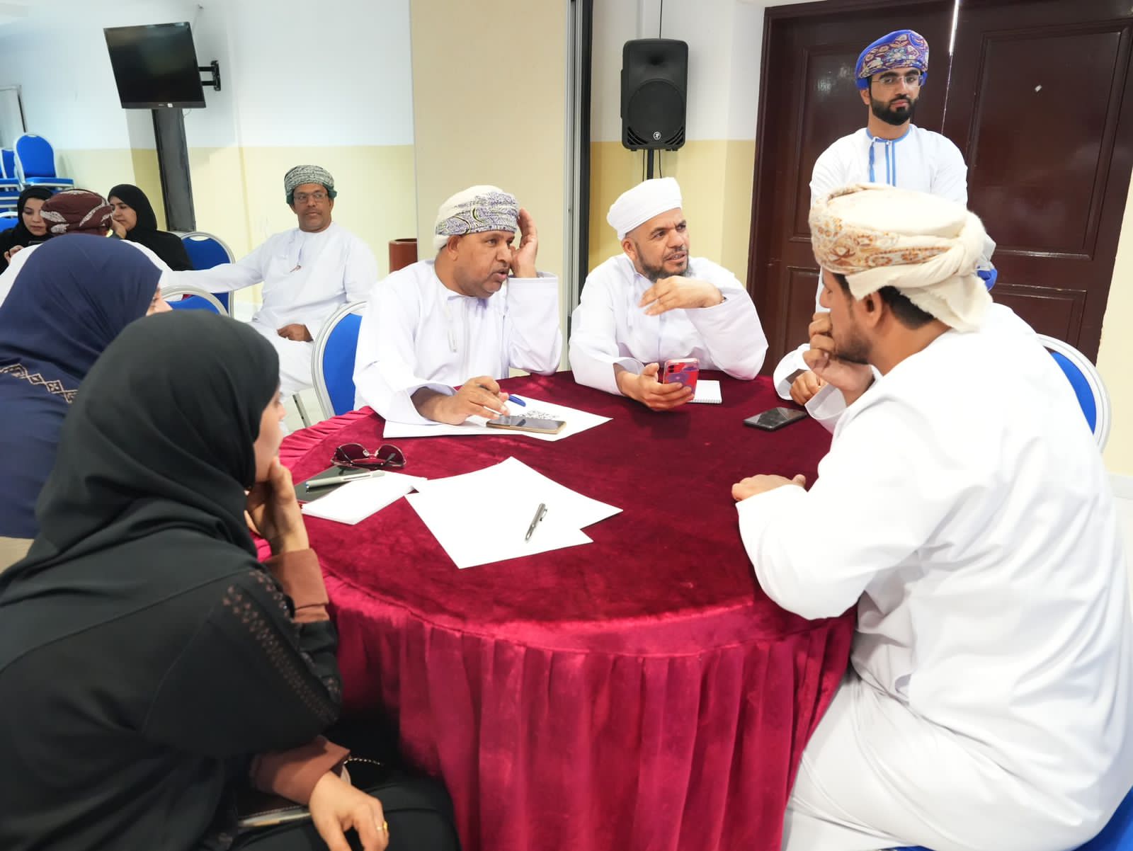 بالتعاون مع جمعية الصحفيين العمانية ؛ محافظة الداخلية تنظم برنامجا تدريبيا حول سياسات الإعلام الاجتماعي للمؤسسات