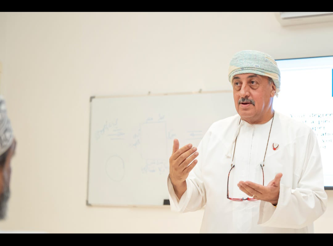 بمشاركة جمعية الصحفيين العمانية.. اختتام برنامج (إتيكيت التعامل مع الآخرين وكاريزما المثالية بلغة الجسد)