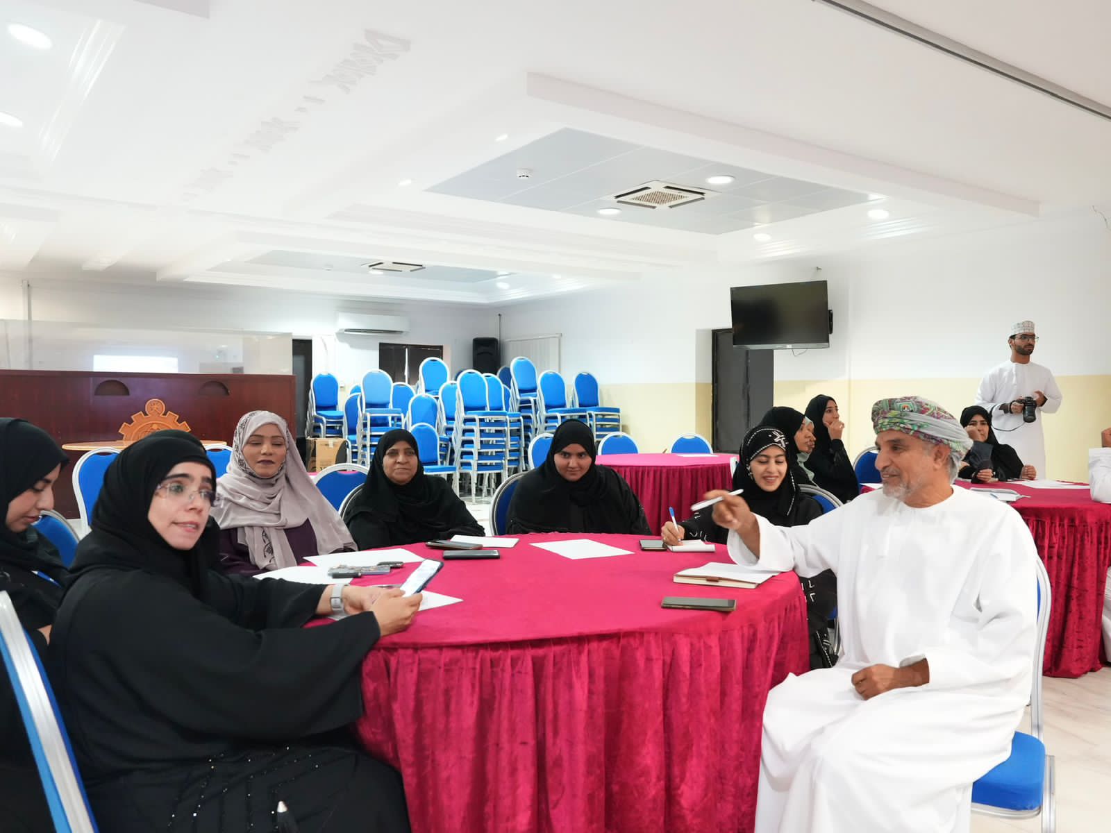 بالتعاون مع جمعية الصحفيين العمانية ؛ محافظة الداخلية تنظم برنامجا تدريبيا حول سياسات الإعلام الاجتماعي للمؤسسات