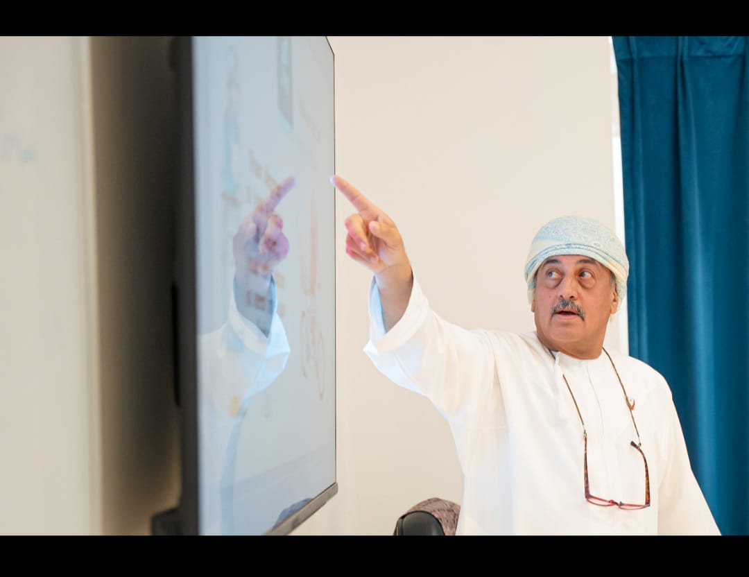 بمشاركة جمعية الصحفيين العمانية.. اختتام برنامج (إتيكيت التعامل مع الآخرين وكاريزما المثالية بلغة الجسد)