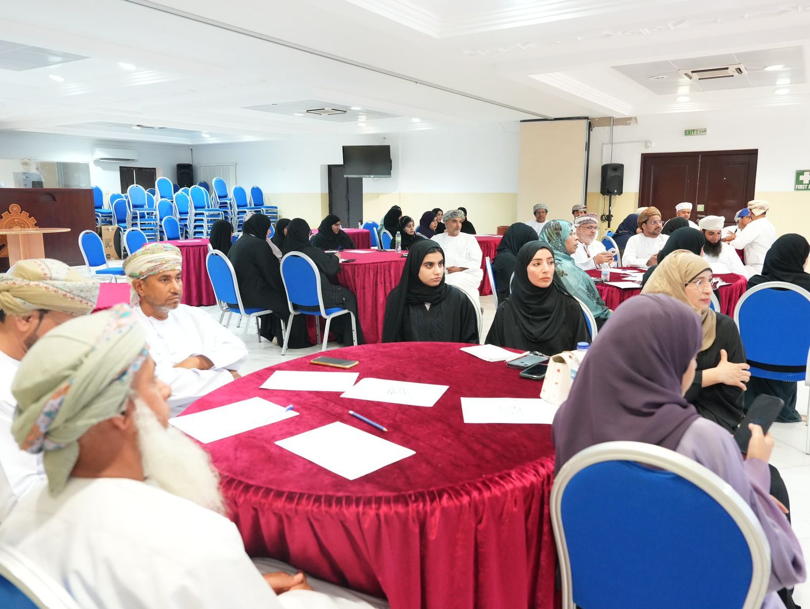 بالتعاون مع جمعية الصحفيين العمانية ؛ محافظة الداخلية تنظم برنامجا تدريبيا حول سياسات الإعلام الاجتماعي للمؤسسات