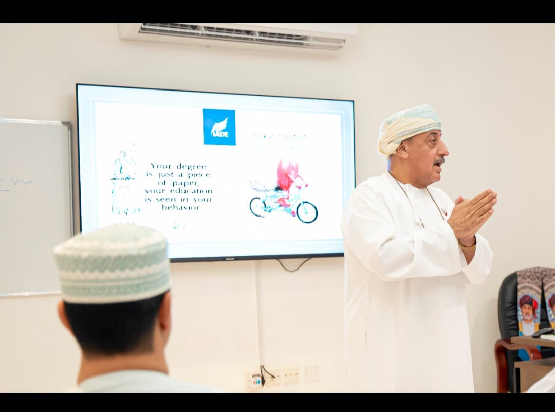 بمشاركة جمعية الصحفيين العمانية.. اختتام برنامج (إتيكيت التعامل مع الآخرين وكاريزما المثالية بلغة الجسد)
