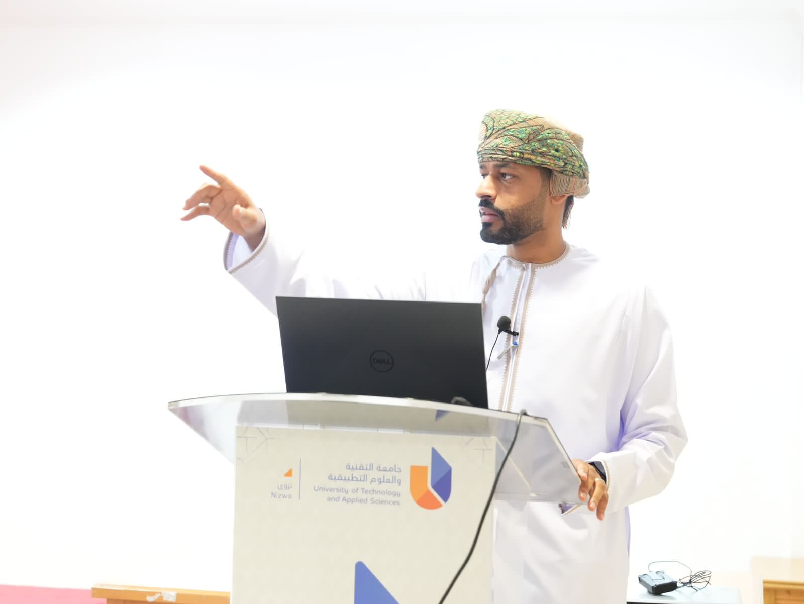 بالتعاون مع جمعية الصحفيين العمانية ؛ محافظة الداخلية تنظم برنامجا تدريبيا حول سياسات الإعلام الاجتماعي للمؤسسات
