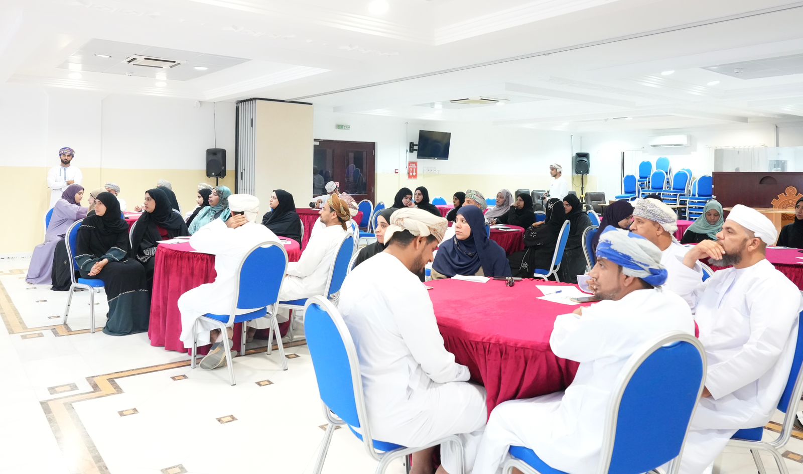 بالتعاون مع جمعية الصحفيين العمانية ؛ محافظة الداخلية تنظم برنامجا تدريبيا حول سياسات الإعلام الاجتماعي للمؤسسات