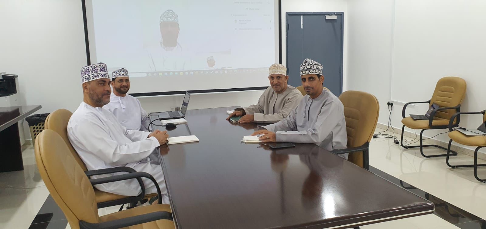 لجنة الصحفيين لمحافظتي الداخلية والوسطى تعقد اجتماعها الأول