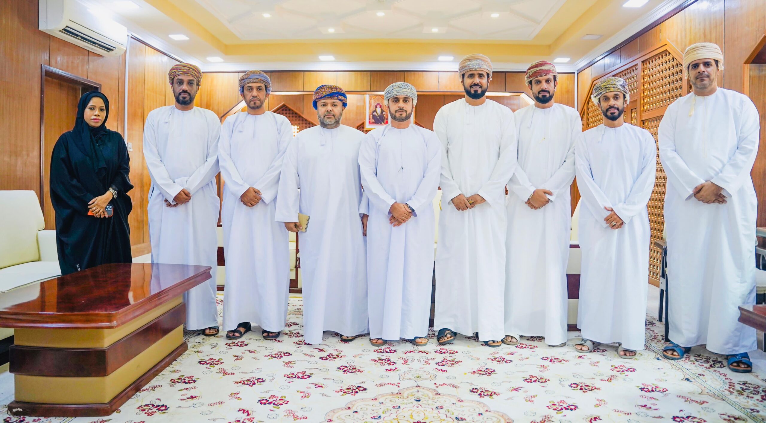 والي ثمريت يلتقي بلجنة الصحفيين بمحافظة ظفار