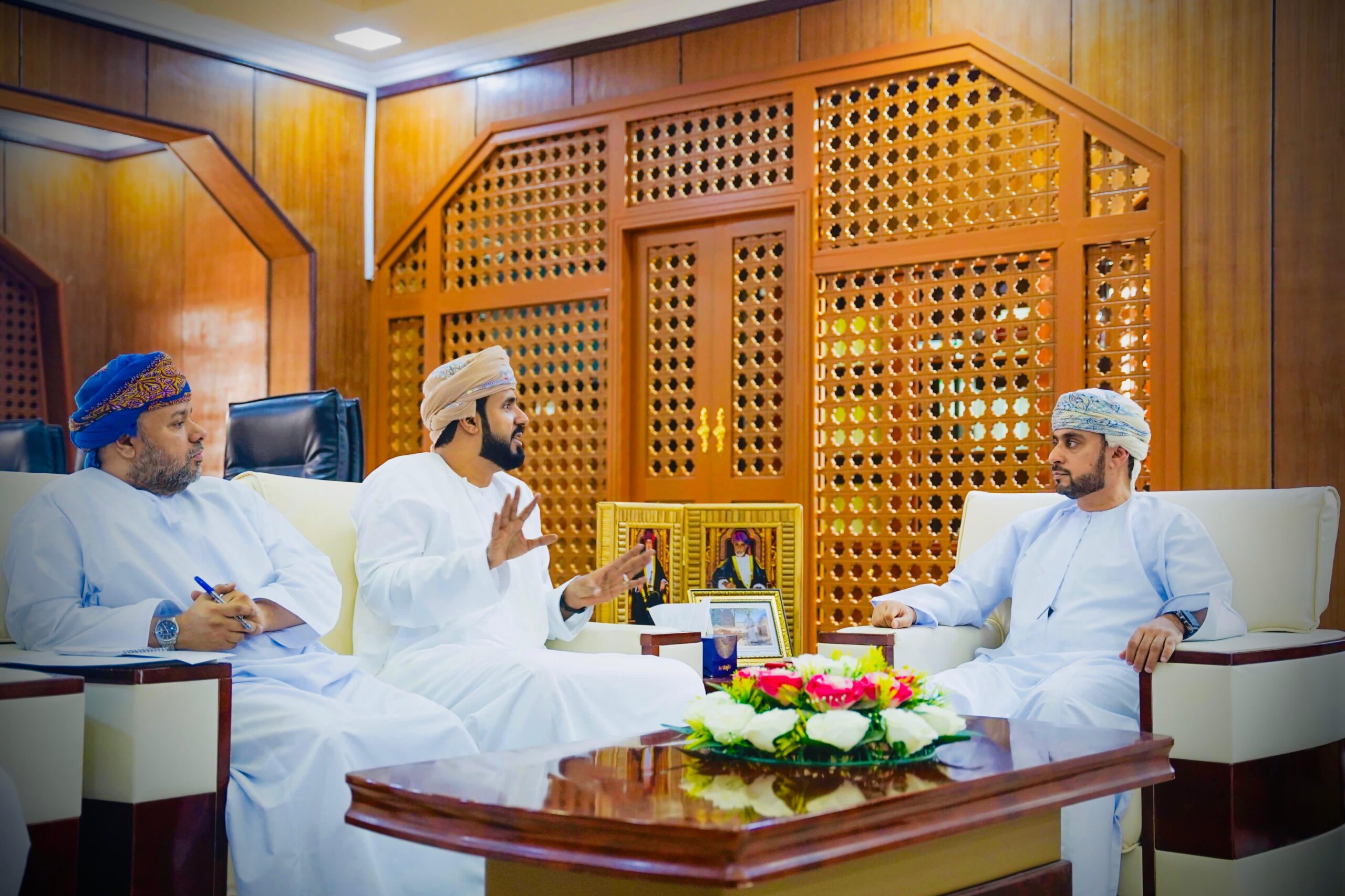 والي ثمريت يلتقي بلجنة الصحفيين بمحافظة ظفار