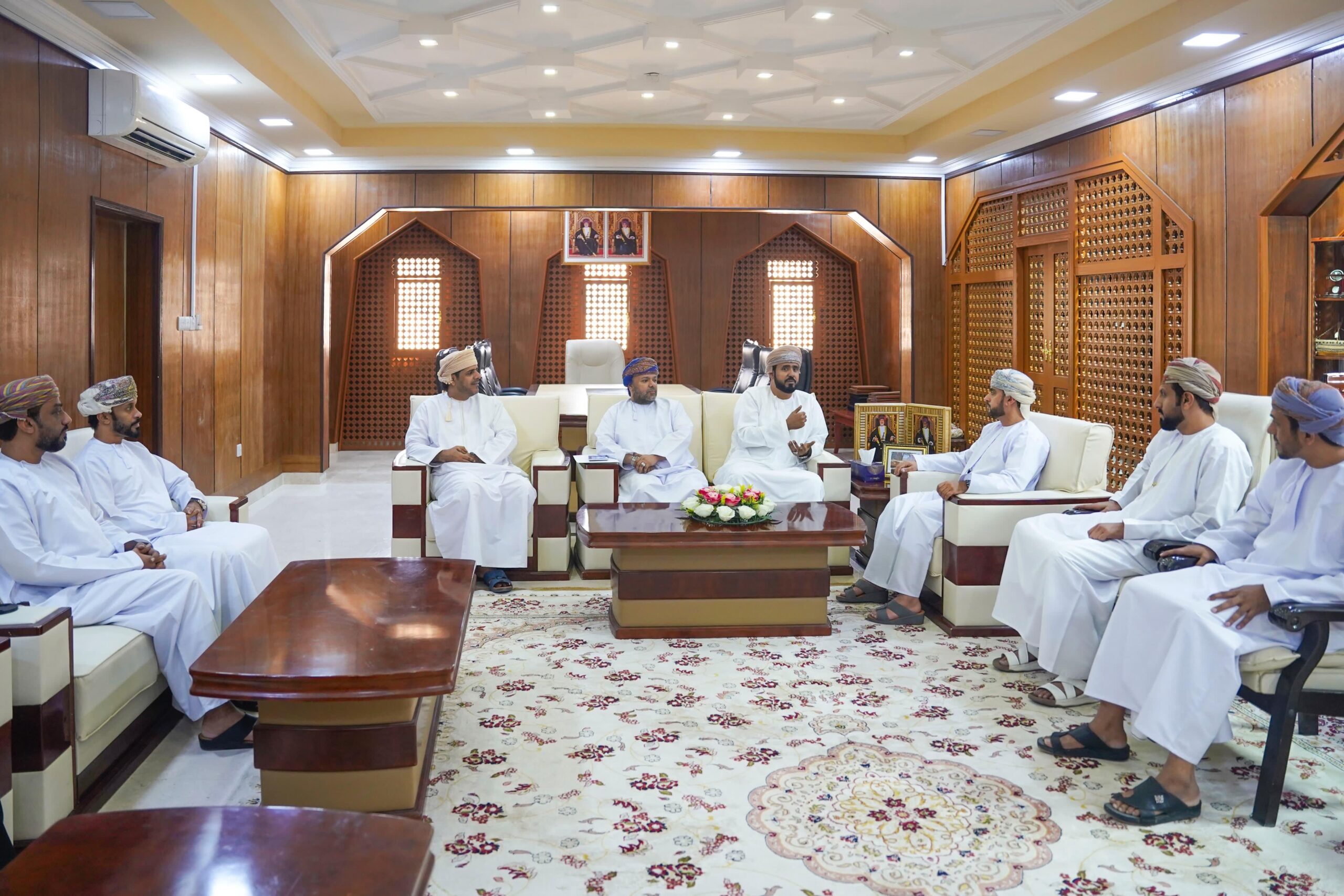 والي ثمريت يلتقي بلجنة الصحفيين بمحافظة ظفار