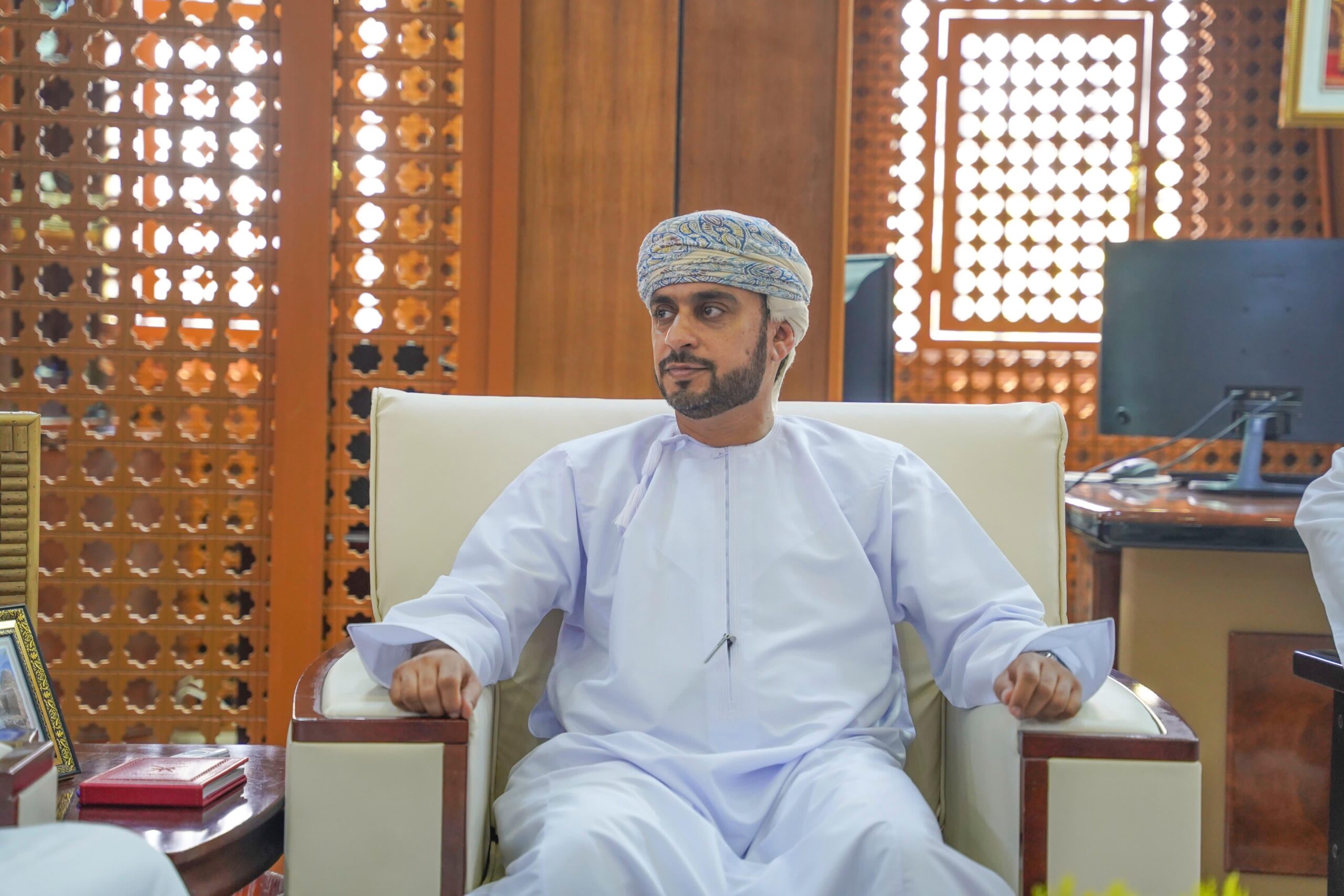والي ثمريت يلتقي بلجنة الصحفيين بمحافظة ظفار