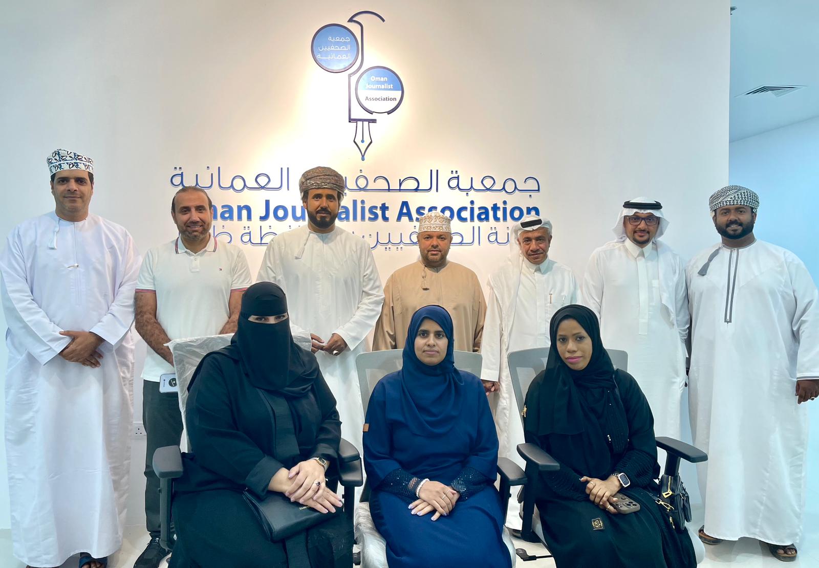 لجنة الصحفيين بمحافظة ظفار تناقش التحول الرقمي في الإعلام بحضور وفد إعلامي من المملكة العربية السعودية