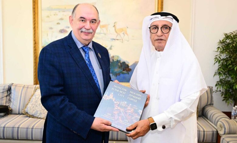 رئيس اتحاد الصحفيين الخليجيين يستقبل وفداً من جامعة سانت بطرسبورغ الروسية