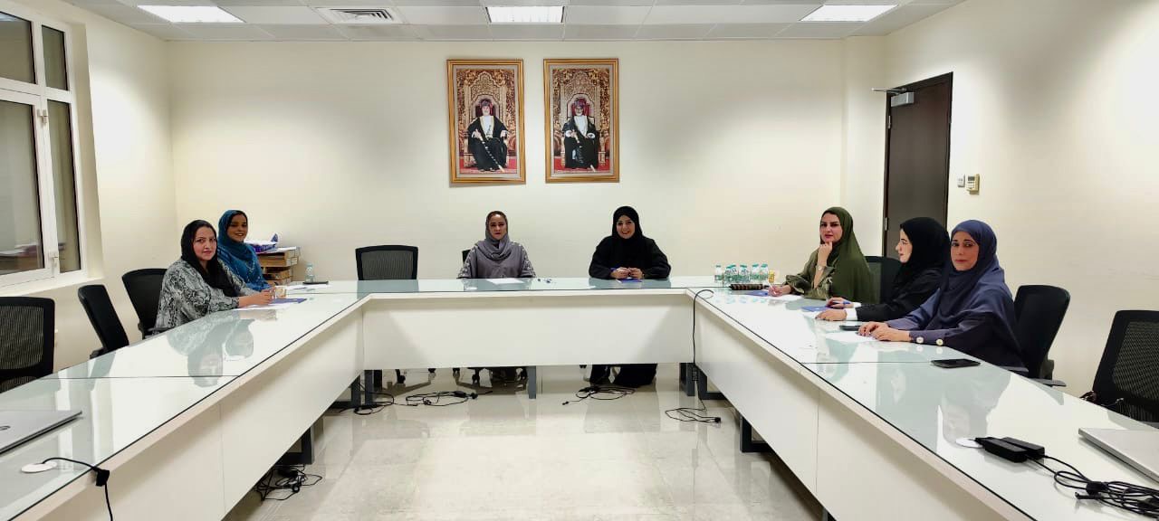 في اجتماعها الرابع لجنة شؤون الصحفيات تناقش الاستعدادت للاحتفال بيوم المرأة العمانية