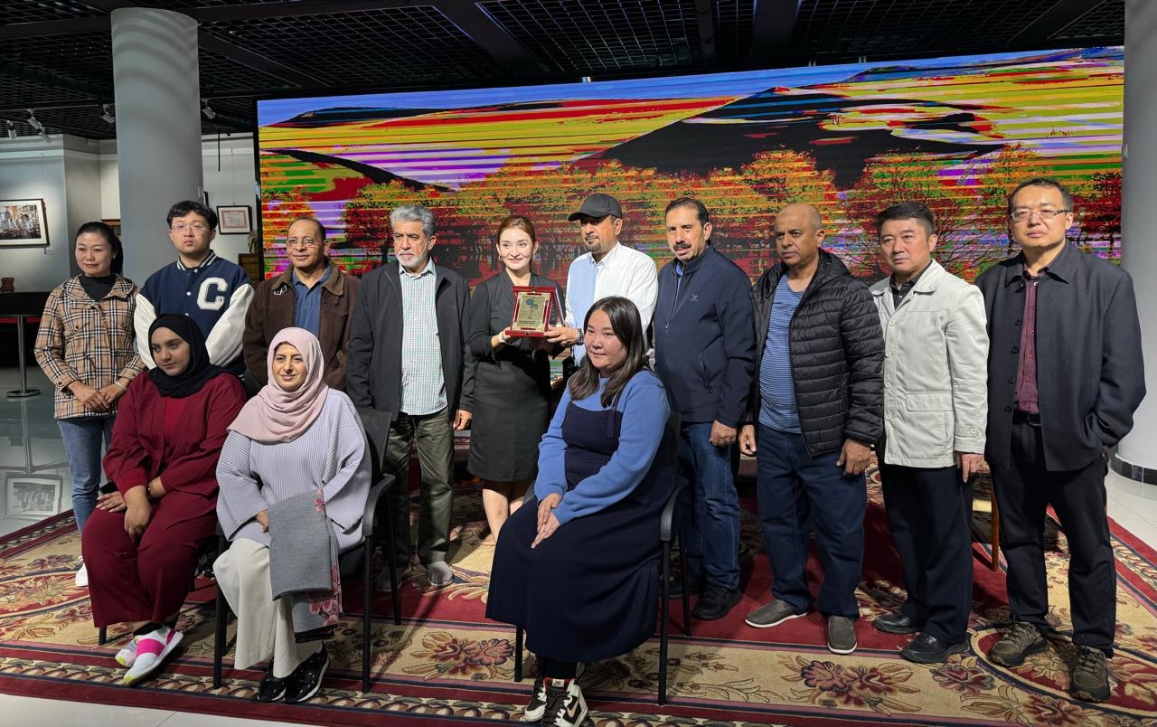 التقى بعدد من المسؤولين واستمع للتجارب الناجحة  الوفد الصحفي يطلع على ابرز المعالم الاعلامية والتاريخية والثقافية باورومتشي الصينية