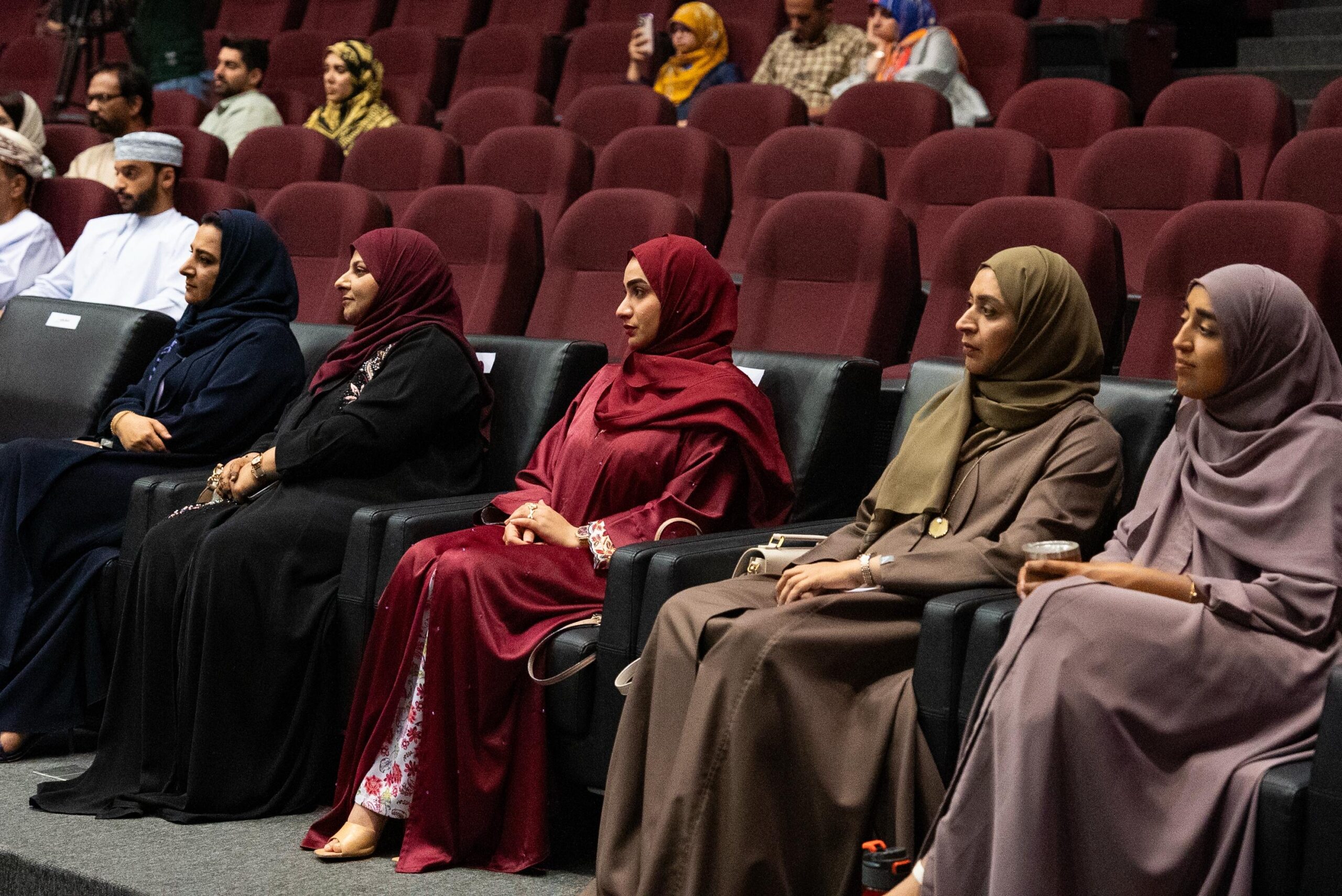 “عروج إلى السماء” إنشاد ديني عماني إيراني يصدح على مسرح جمعية الصحفيين العمانية.