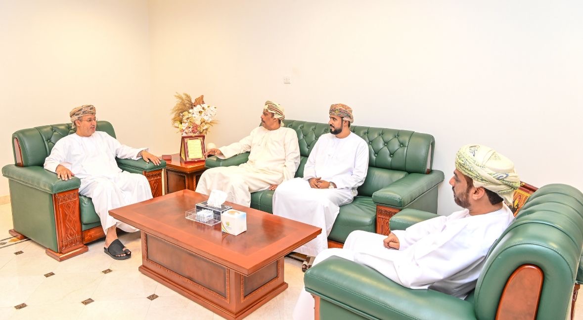 وفد من جمعية الصحفيين العمانية يزور جامعة ظفار