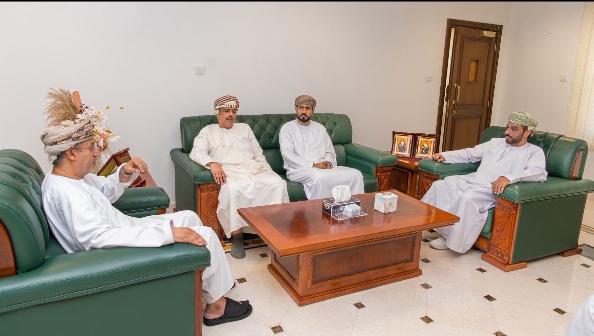 وفد من جمعية الصحفيين العمانية يزور جامعة ظفار