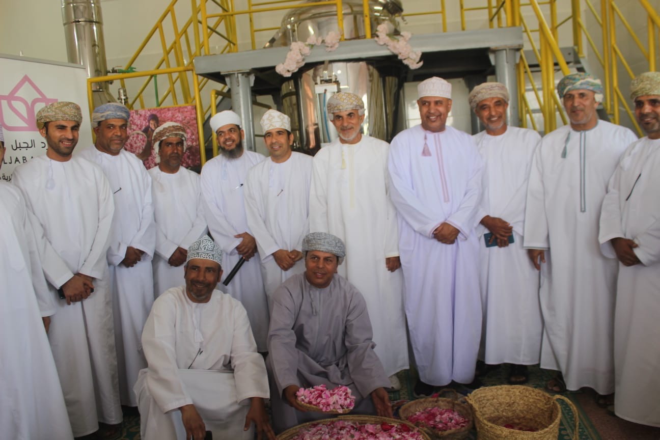 لجنة الصحفيين لمحافظتي الداخلية والوسطى تنظم رحلة إلى الجبل الأخضر بالتعاون مع محافظة الداخلية