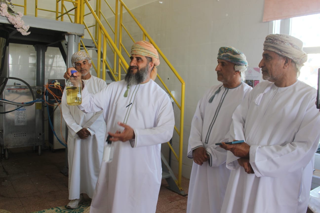 لجنة الصحفيين لمحافظتي الداخلية والوسطى تنظم رحلة إلى الجبل الأخضر بالتعاون مع محافظة الداخلية
