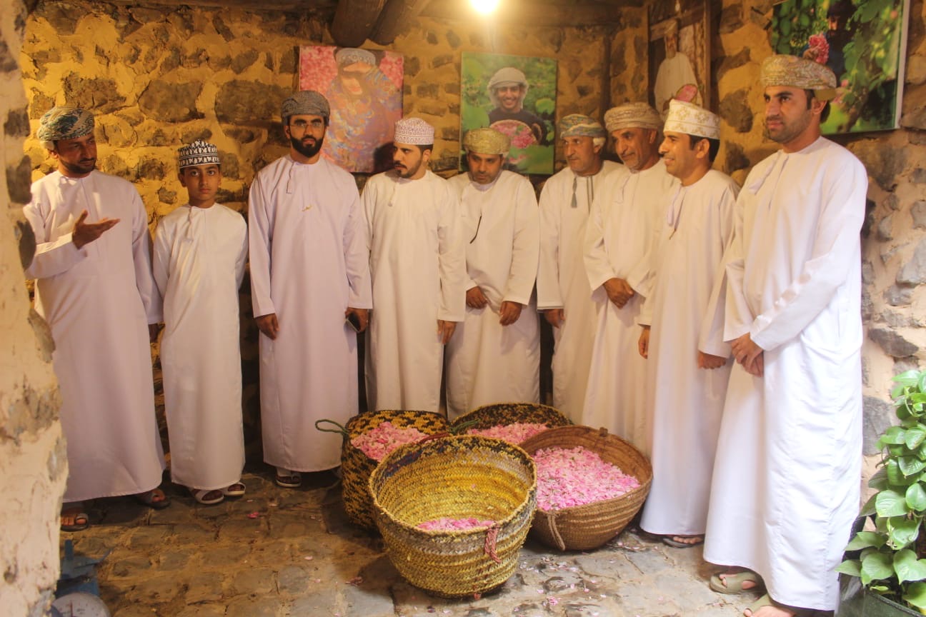 لجنة الصحفيين لمحافظتي الداخلية والوسطى تنظم رحلة إلى الجبل الأخضر بالتعاون مع محافظة الداخلية