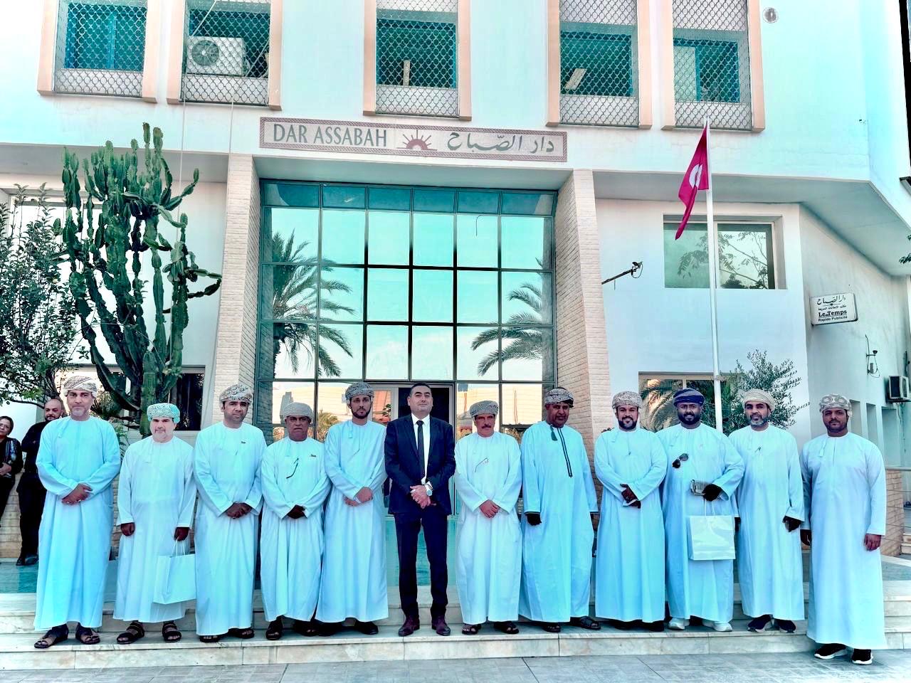 وفد من جمعية الصحفيين العمانية يزور دار الصباح التونسية
