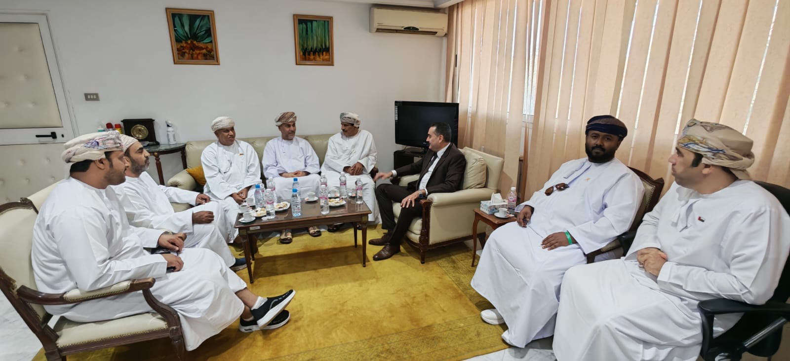 وفد من جمعية الصحفيين العمانية يزور دار الصباح التونسية