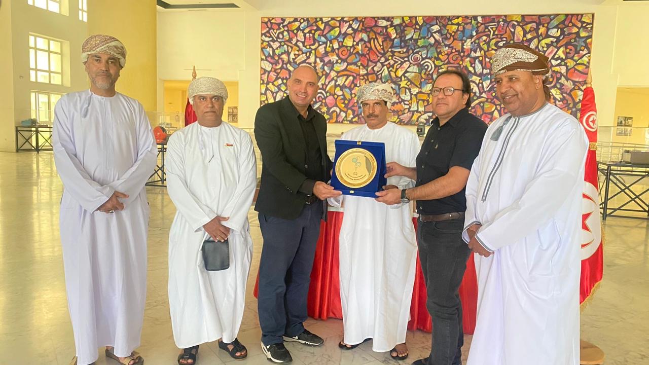وفد جمعية الصحفيين العمانية يزور مقر التلفزة الوطنية التونسية