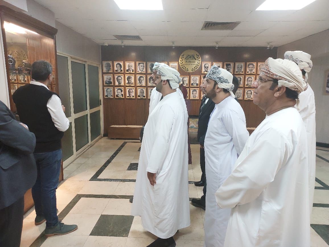 المشاركون في البرنامج التدريبي بالقاهرة يلتقون بسفير سلطنة عمان لدى مصر ويزورن مقر صحفية الأهرام