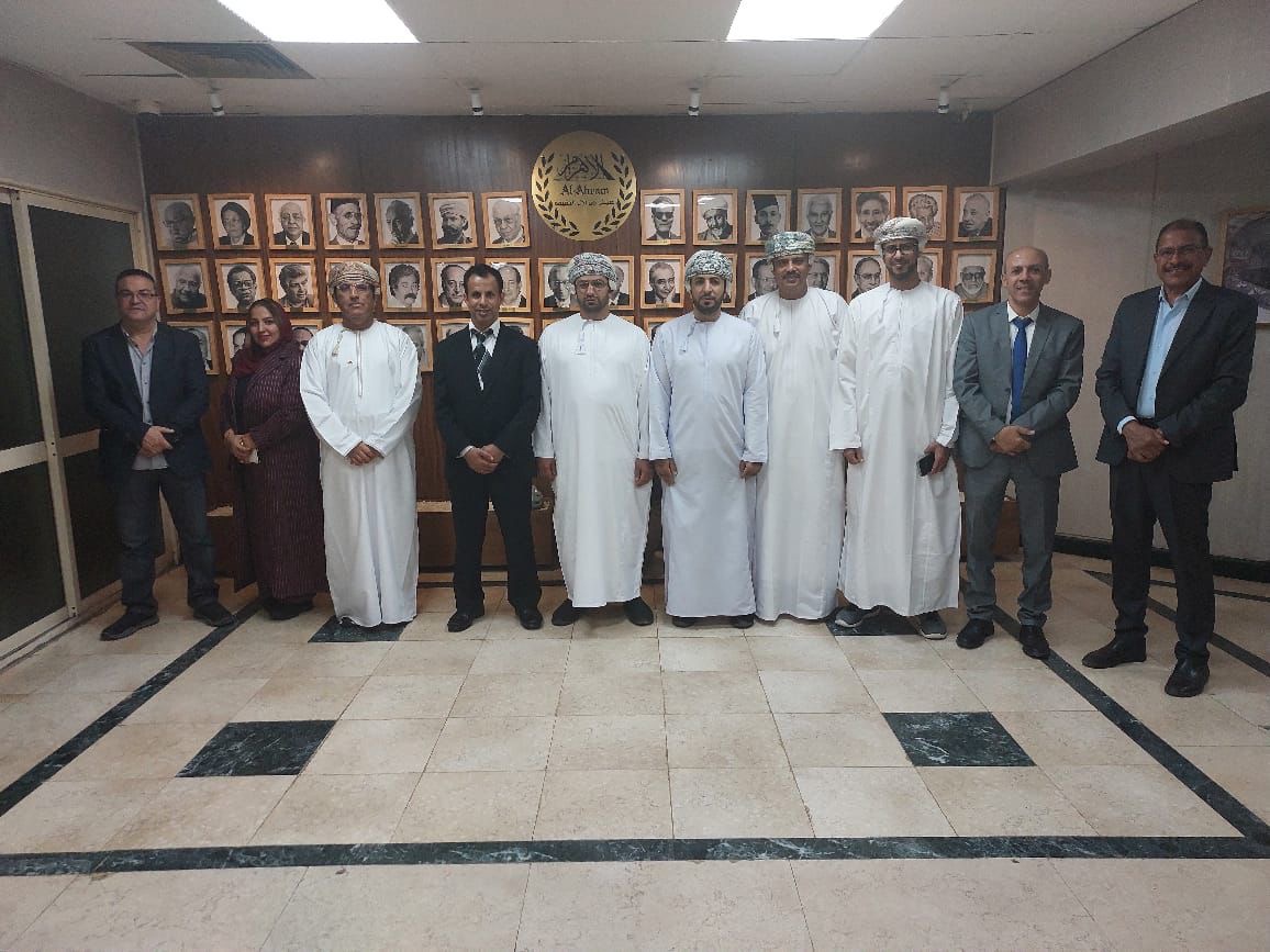 المشاركون في البرنامج التدريبي بالقاهرة يلتقون بسفير سلطنة عمان لدى مصر ويزورن مقر صحفية الأهرام