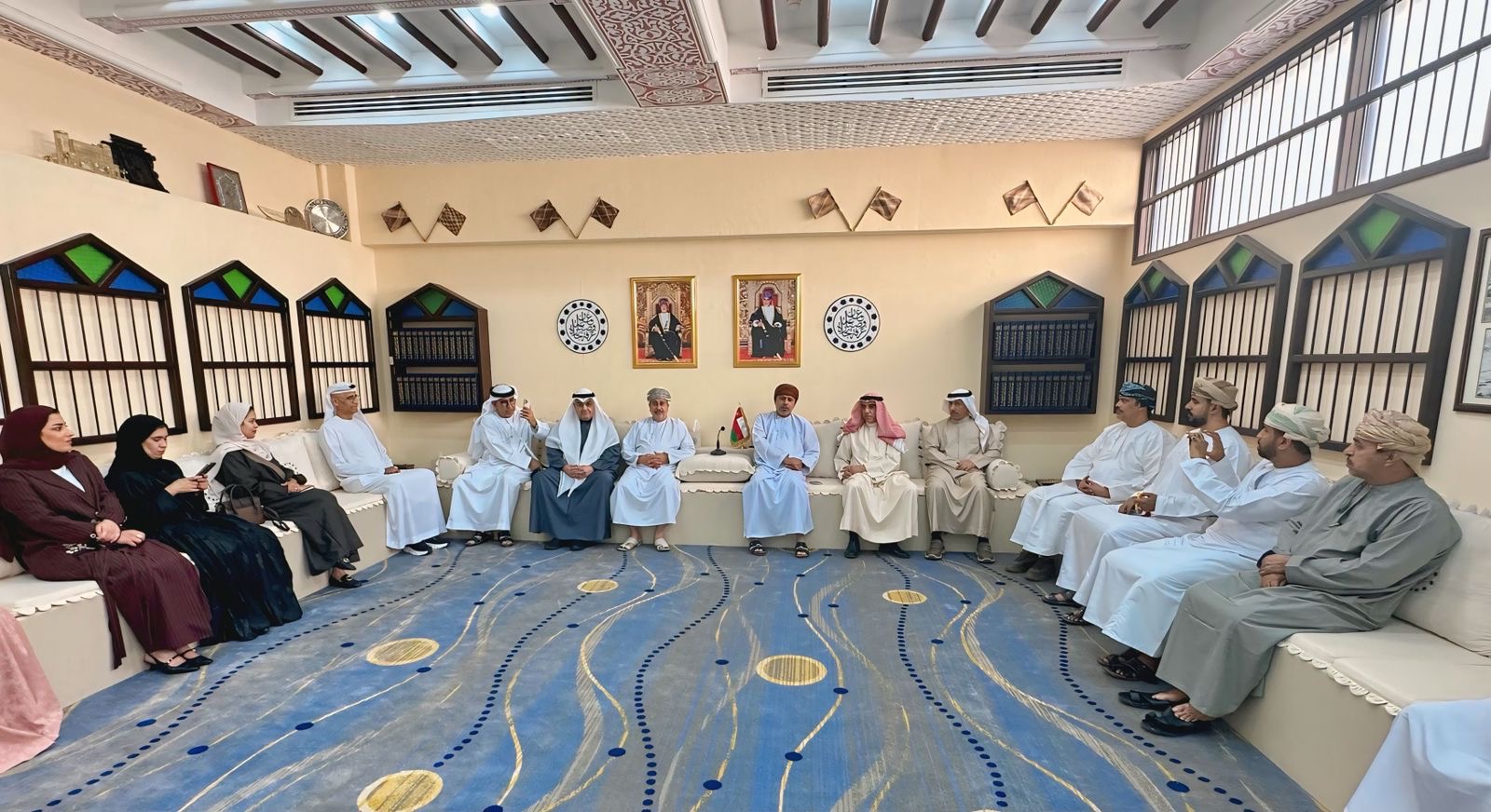 الضيوف المشاركين في الملتقى الصحفي بمحافظة شمال الباطنة يزورون غرفة تجارة وصناعة عمان والمتحف الوطني .