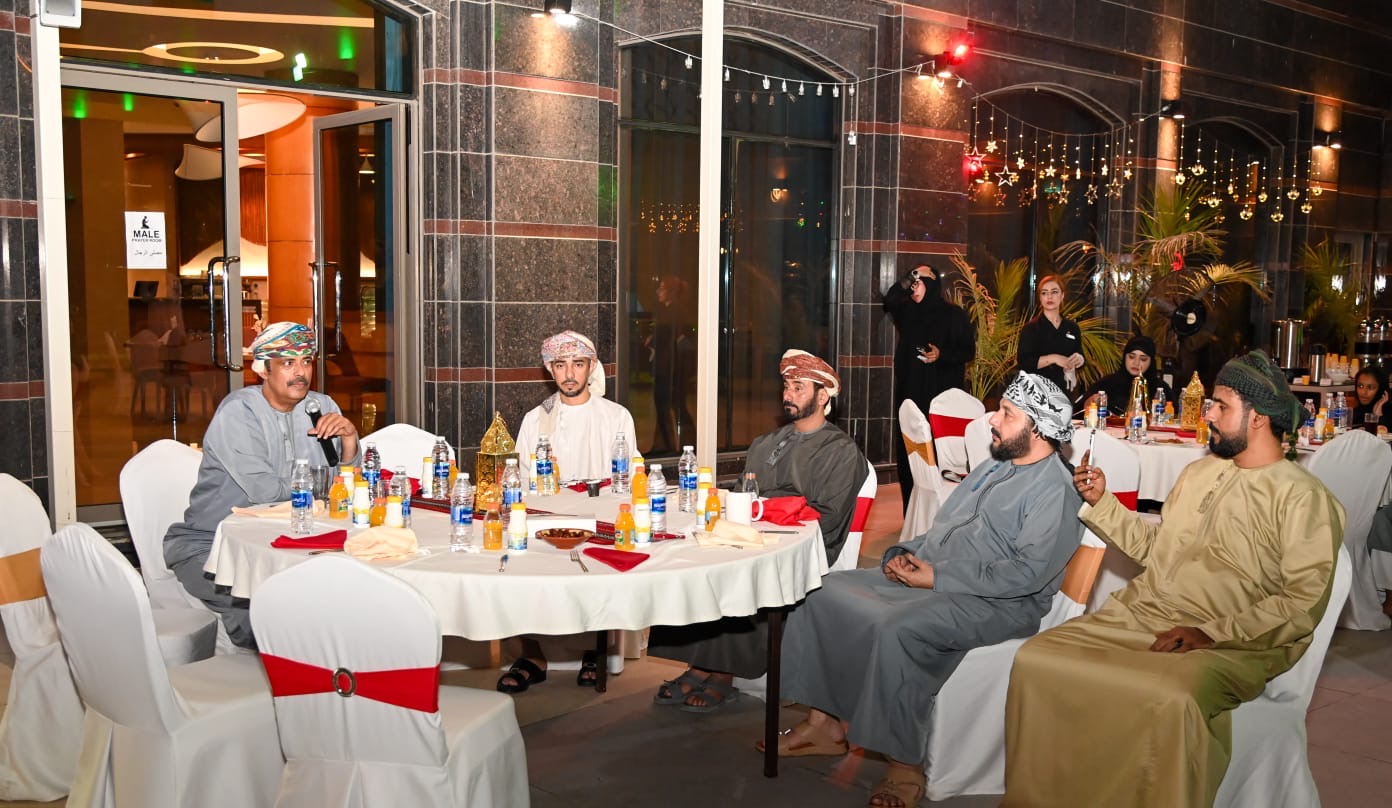 لجنة الصحفيين بمحافظة ظفار تنظم مأدبة الإفطار الجماعي بصلالة وتعلن تشكيل مجلس إدارتها الجديد