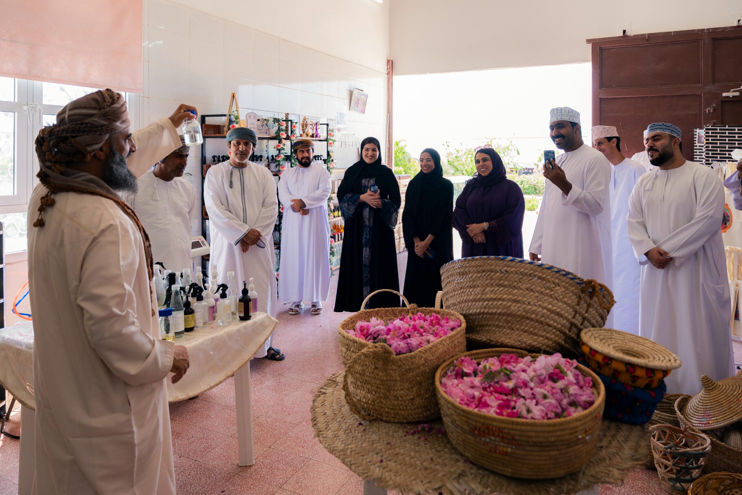 طلبة إعلام جامعة السلطان قابوس يوثقون موسم الورد بالجبل الأخضر في تجربة ميدانية تعزز الحضور الرقمي والسياحي