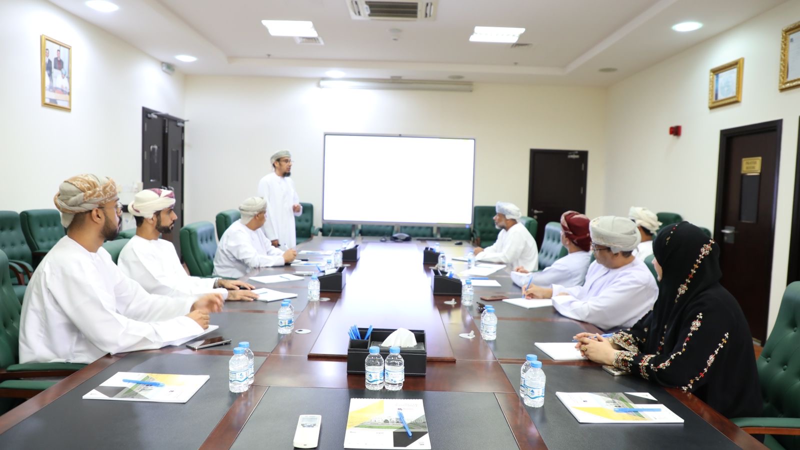 وفد مجلس إدارة لجنة الصحفيين بمحافظة جنوب الباطنة يزور كلية البيان لبحث الشراكة وتطوير العمل الاعلامي