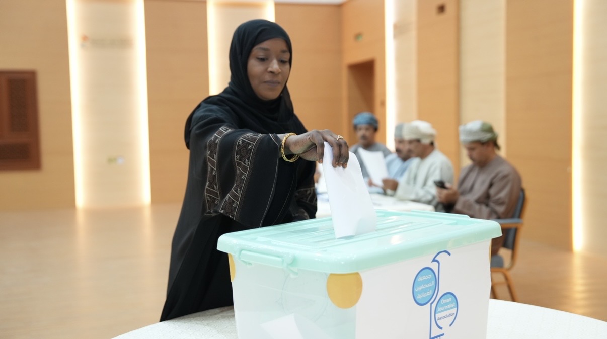 انتخاب علي الغيلاني رئيسا للجنة الصحفيين بجنوب الشرقية وراشد المخيني نائباً