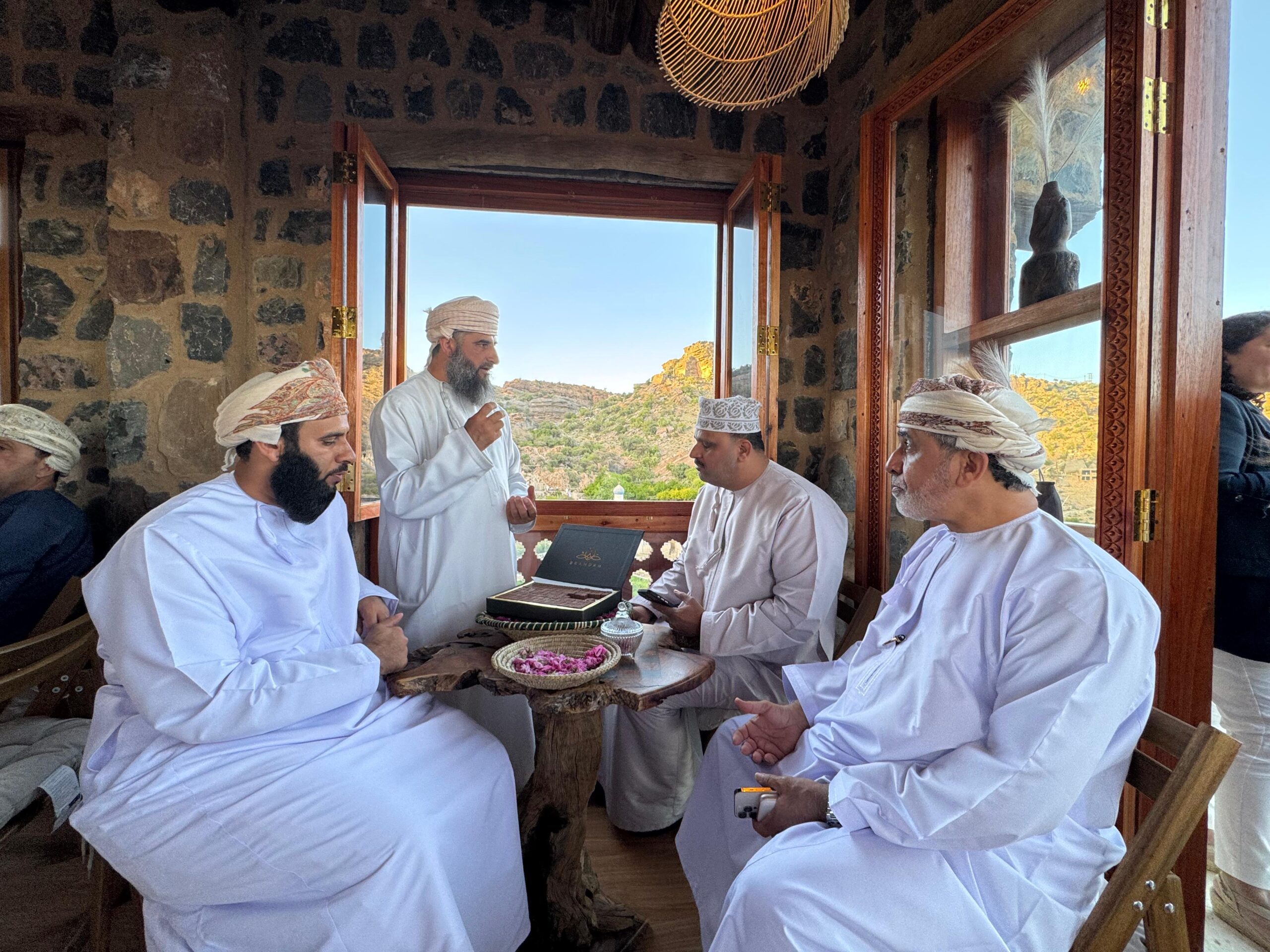 وفد إعلامي دولي يطّلع على المقومات التنموية والسياحية بمحافظة الداخلية