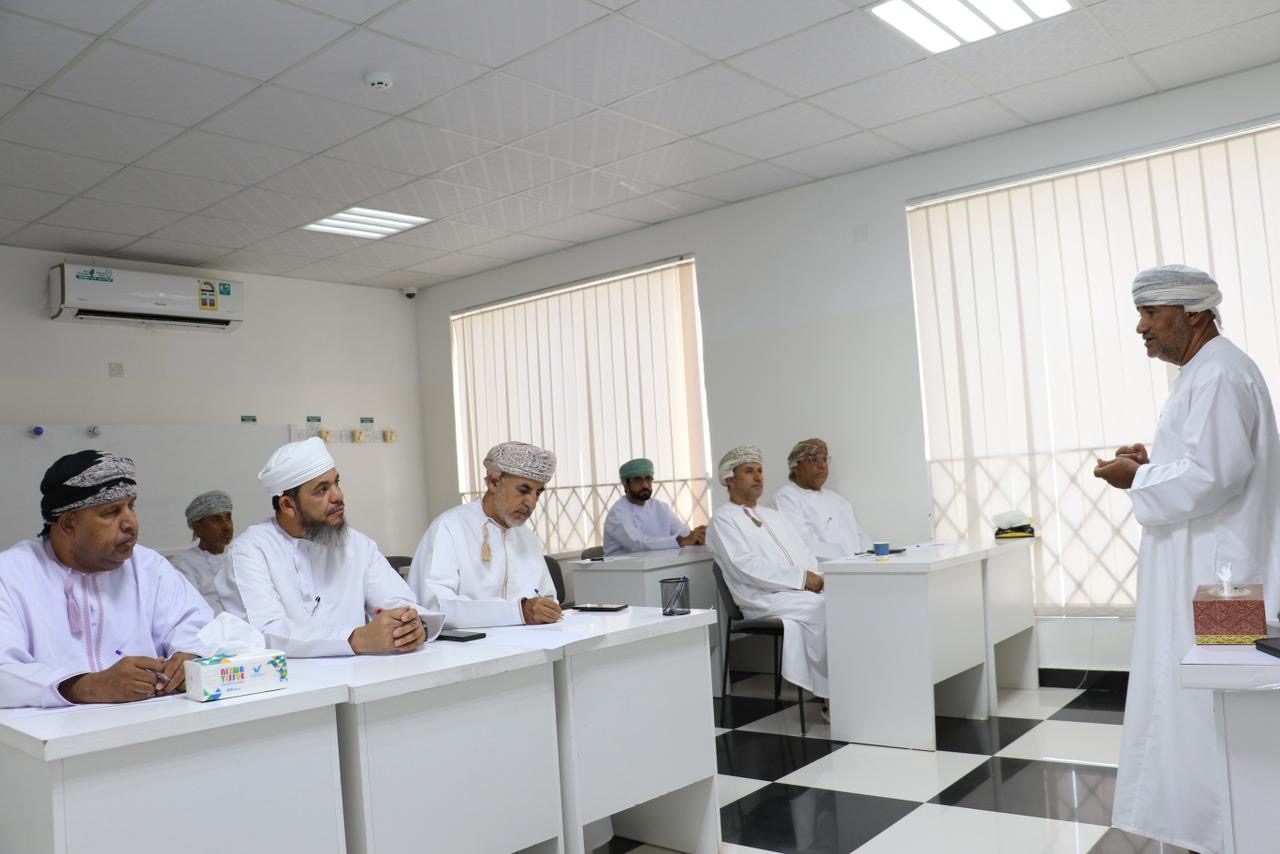 لجنة الصحفيين بالداخلية والوسطى تنظم دورة متخصصة في السلامة والقيادة الوقائية بنزوى