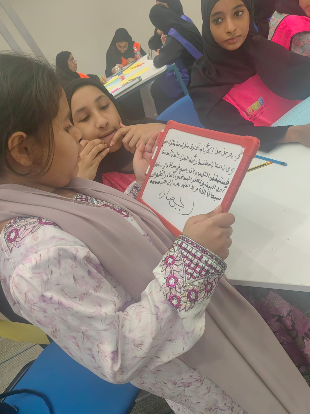 لجنة الصحفيين بمسندم تقدم ورشة “حكاية قلم” ضمن فعاليات الملتقى الصيفي بمديرية التعليم بمحافظة مسندم