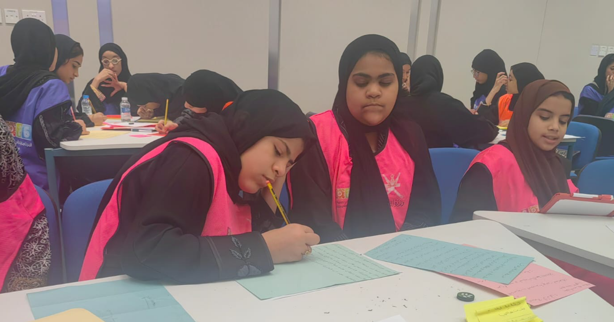 لجنة الصحفيين بمسندم تقدم ورشة “حكاية قلم” ضمن فعاليات الملتقى الصيفي بمديرية التعليم بمحافظة مسندم