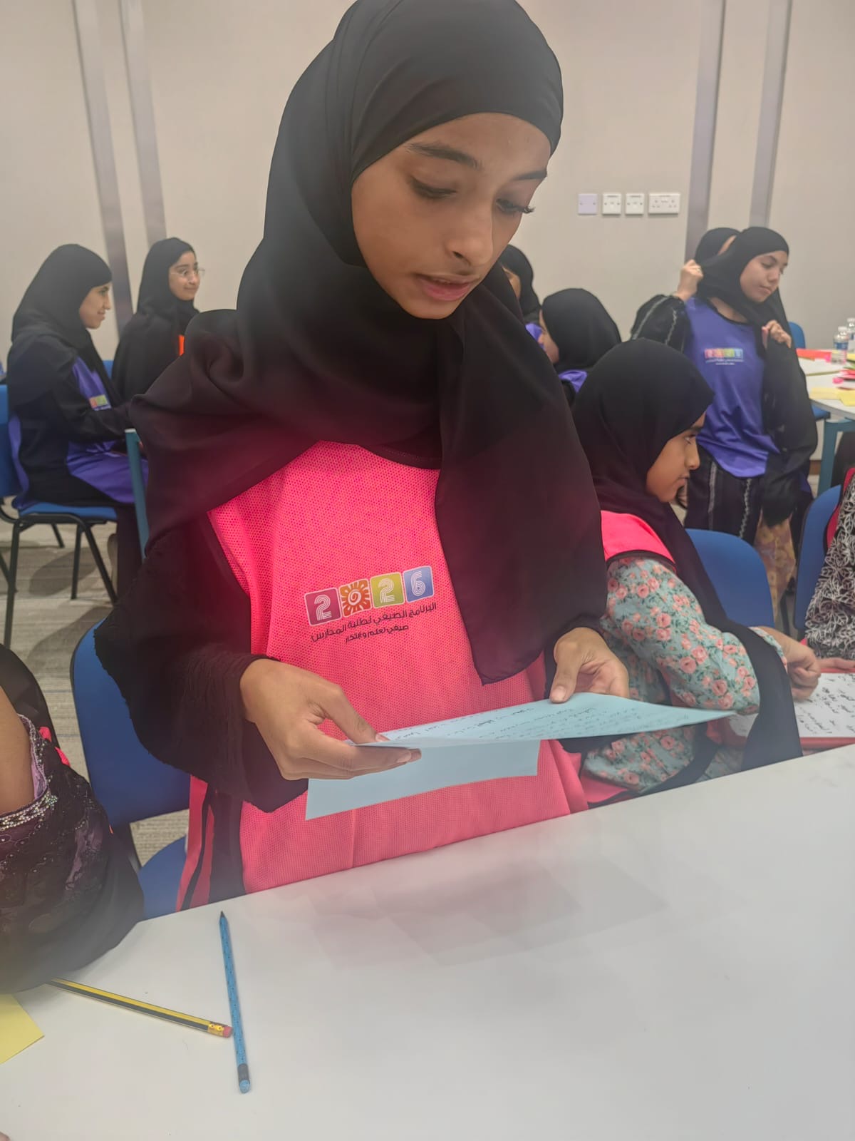 لجنة الصحفيين بمسندم تقدم ورشة “حكاية قلم” ضمن فعاليات الملتقى الصيفي بمديرية التعليم بمحافظة مسندم