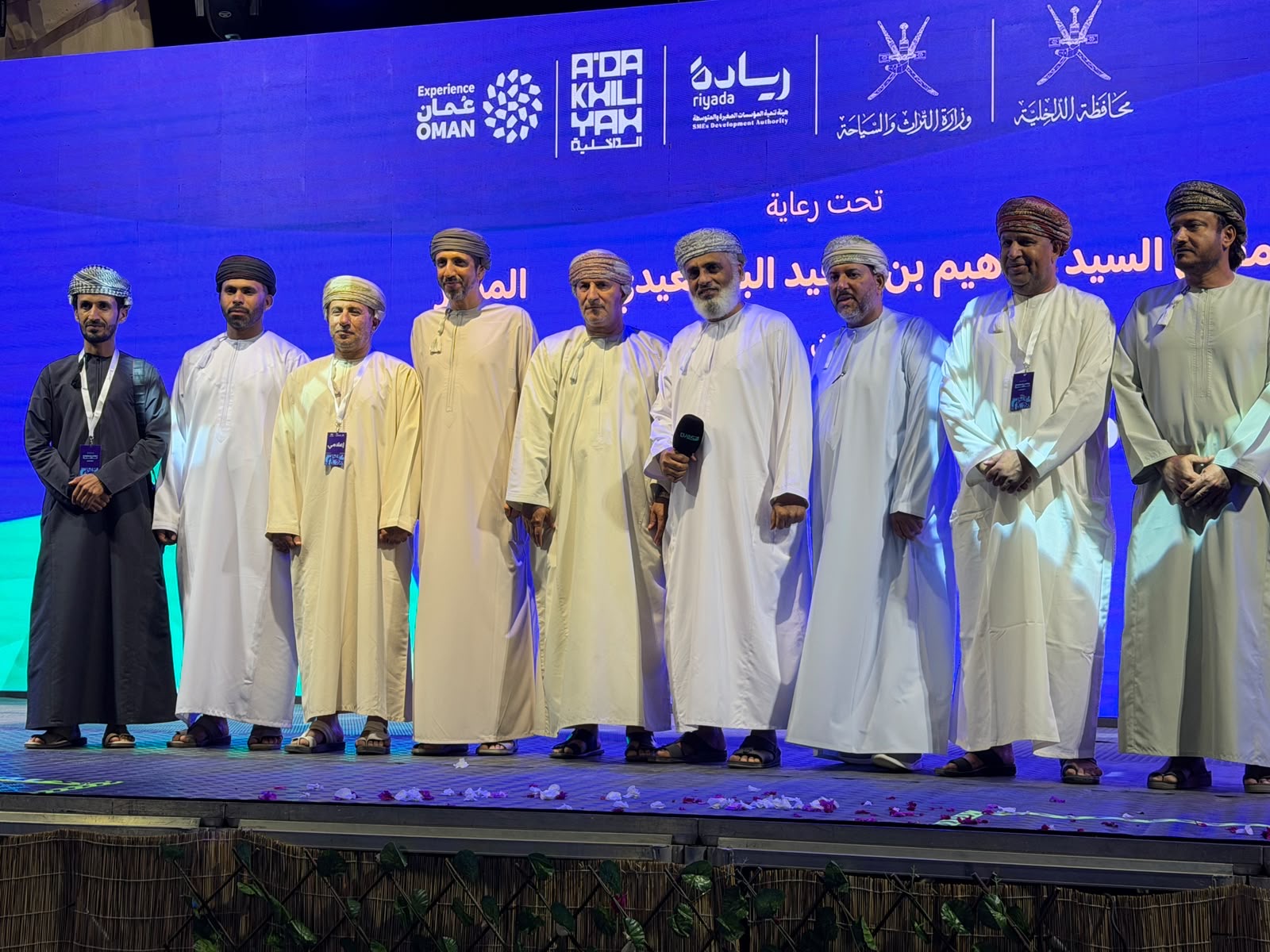 لجنة الصحفيين بمحافظتي الداخلية والوسطى تشارك في افتتاح مهرجان الجبل الأخضر 2026 وتُكرَّم لجهودها الإعلامية